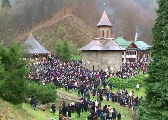 20.000 de credinciosi din toata tara s-au rugat la mormantul lui Arsenie Boca. 25 de ani de la moartea "Sfantului Ardealului"