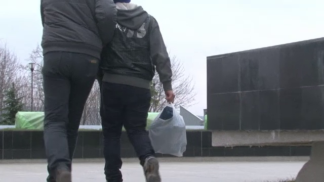 Baietelul unui politist a fost rapit, batut si lasat la marginea orasului. Agresorii ar fi vrut sa se razbune pe tatal lui