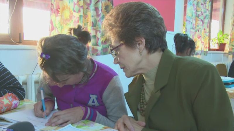 Lectie de pasiune si devotament data de doamna Lucretia. Profesoara preda voluntar copiilor dintr-un centru de plasament