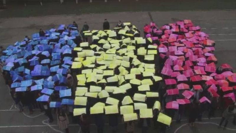 Ziua Nationala, sarbatorita in avans la Botosani. Steagurile Romaniei si UE, realizate intr-un mod inedit de sute de elevi