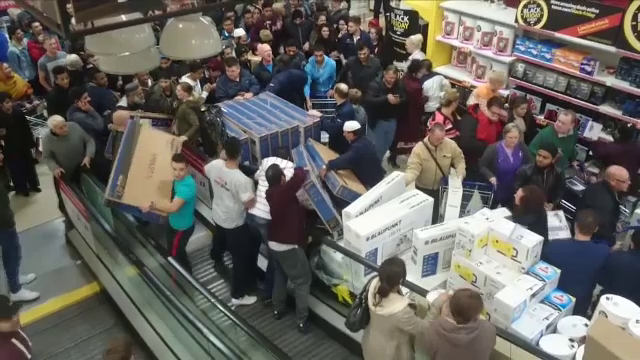 BLACK FRIDAY 2014. Lupte crancene pe televizoare si marijuana urmate de arestari, in ziua marilor reduceri, in SUA si Anglia