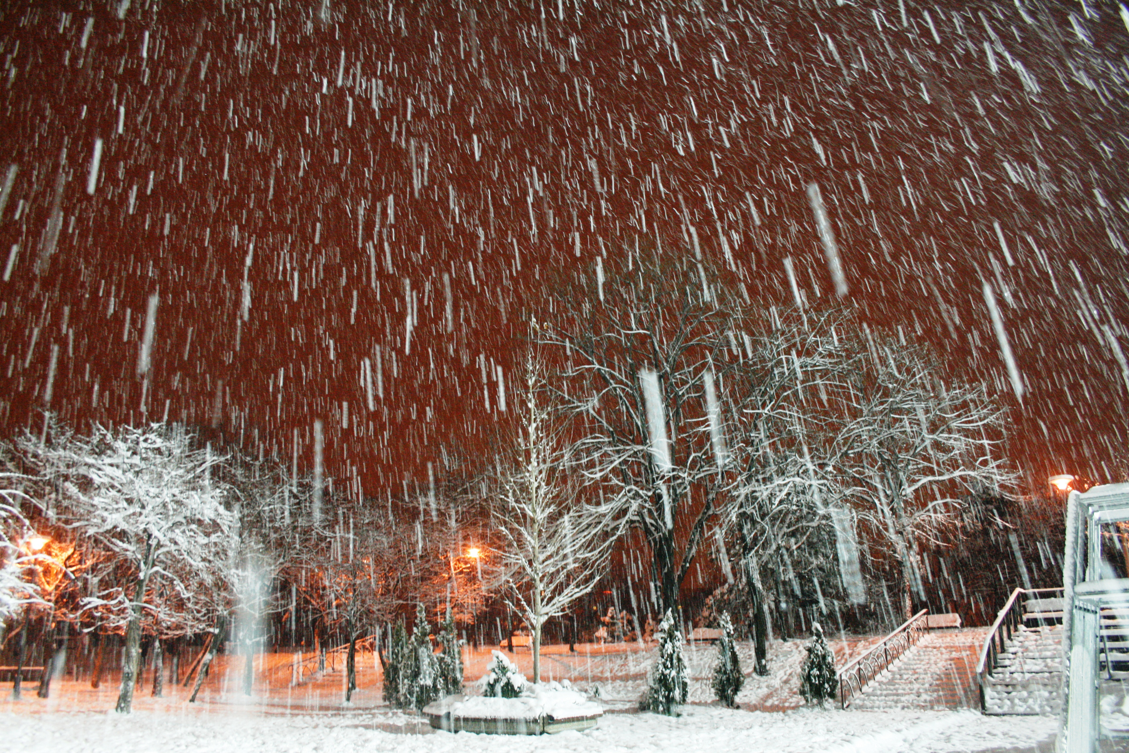 Cod portocaliu de ploi si vant puternic in 5 judete, de vineri noaptea. Cod galben de precipitatii mixte in 15 judete