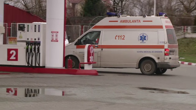 Noua persoane, ranite dupa ce un microbuz cu pasageri a derapat si s-a rasturnat intr-un sant, in Arges