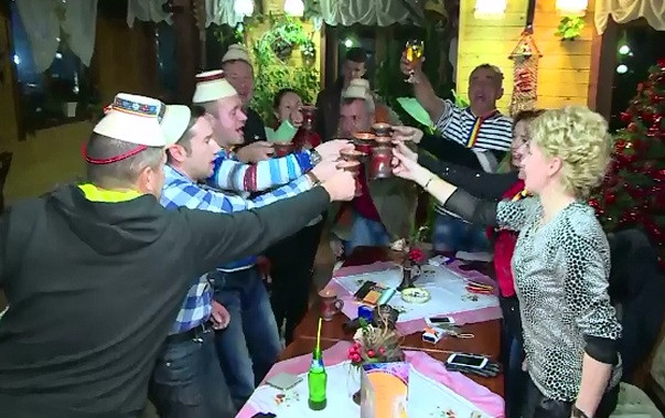 Cum se pregatesc maramuresenii pentru turisti, de 1 Decembrie: petrecere cu palinca, vin si pomana porcului