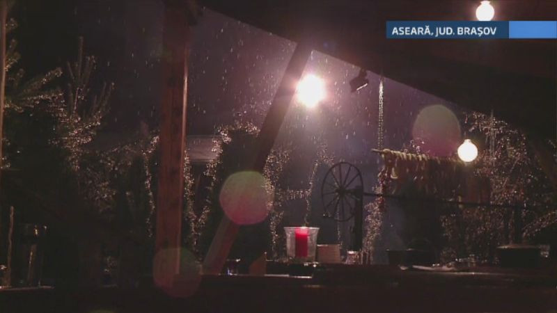 Petrecerile cu ocazia Zilei Nationale au inceput in avans. Turistii ajunsi la munte profita de weekend-ul prelungit