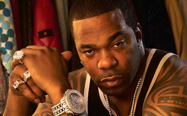Rapperul Busta Rhymes a cazut de pe scena in timpul unui concert si s-a ranit la cap