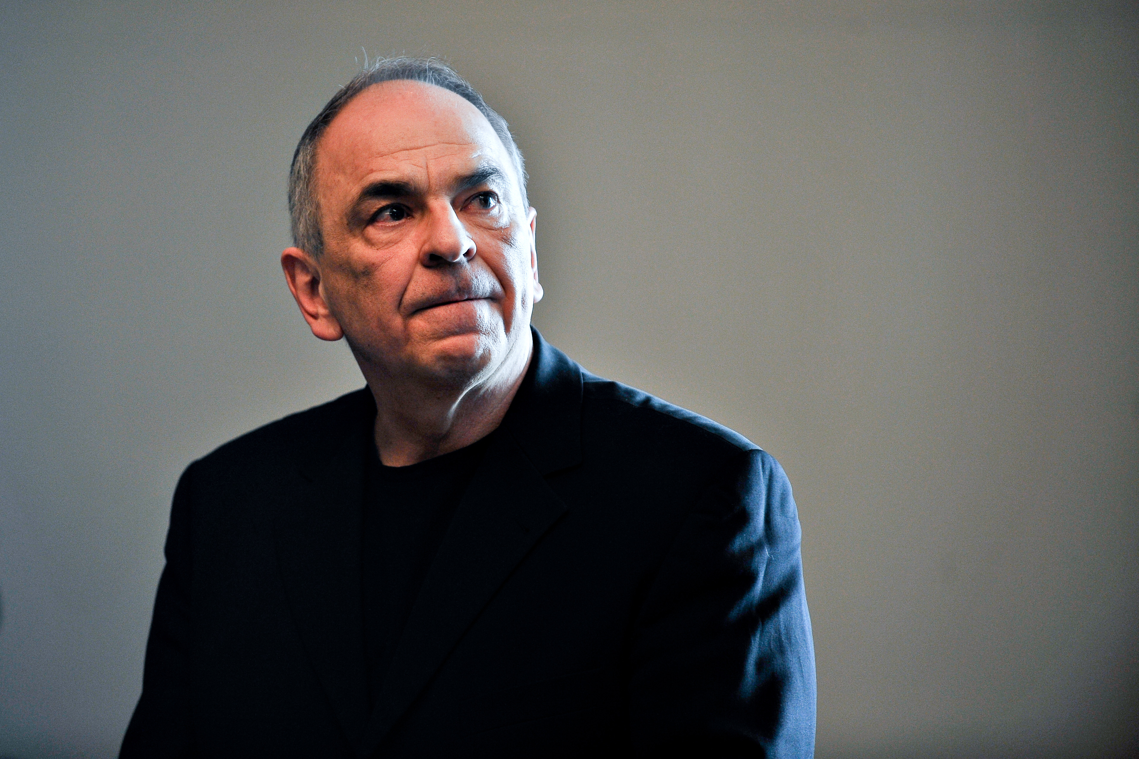 Cine este "cel mai vesel om trist din Romania". Cartea care prezinta o fata nevazuta a unui intelectual celebru