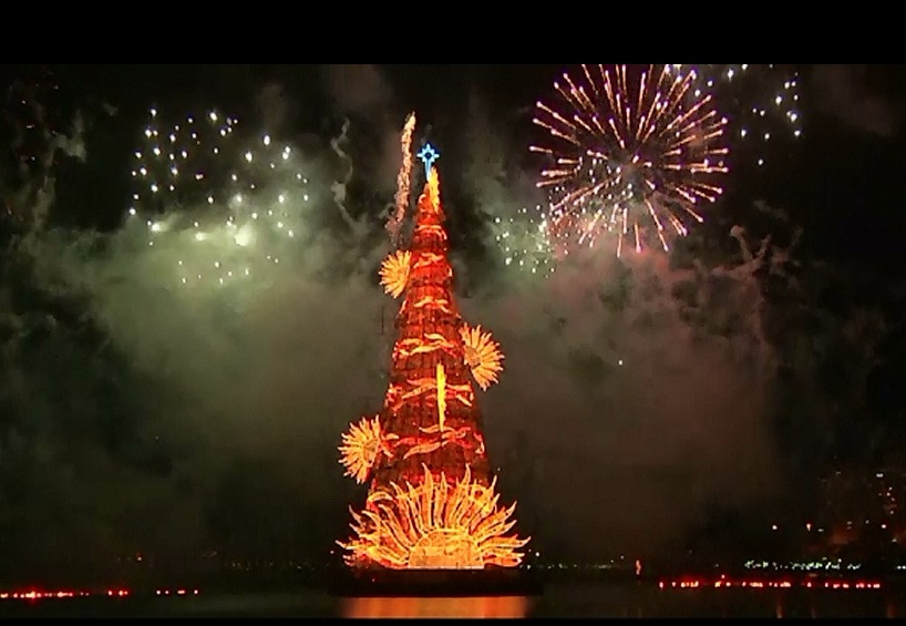 Cel mai mare brad plutitor din lume ii incanta pe brazilieni, intr-o laguna a orasului Rio de Janeiro