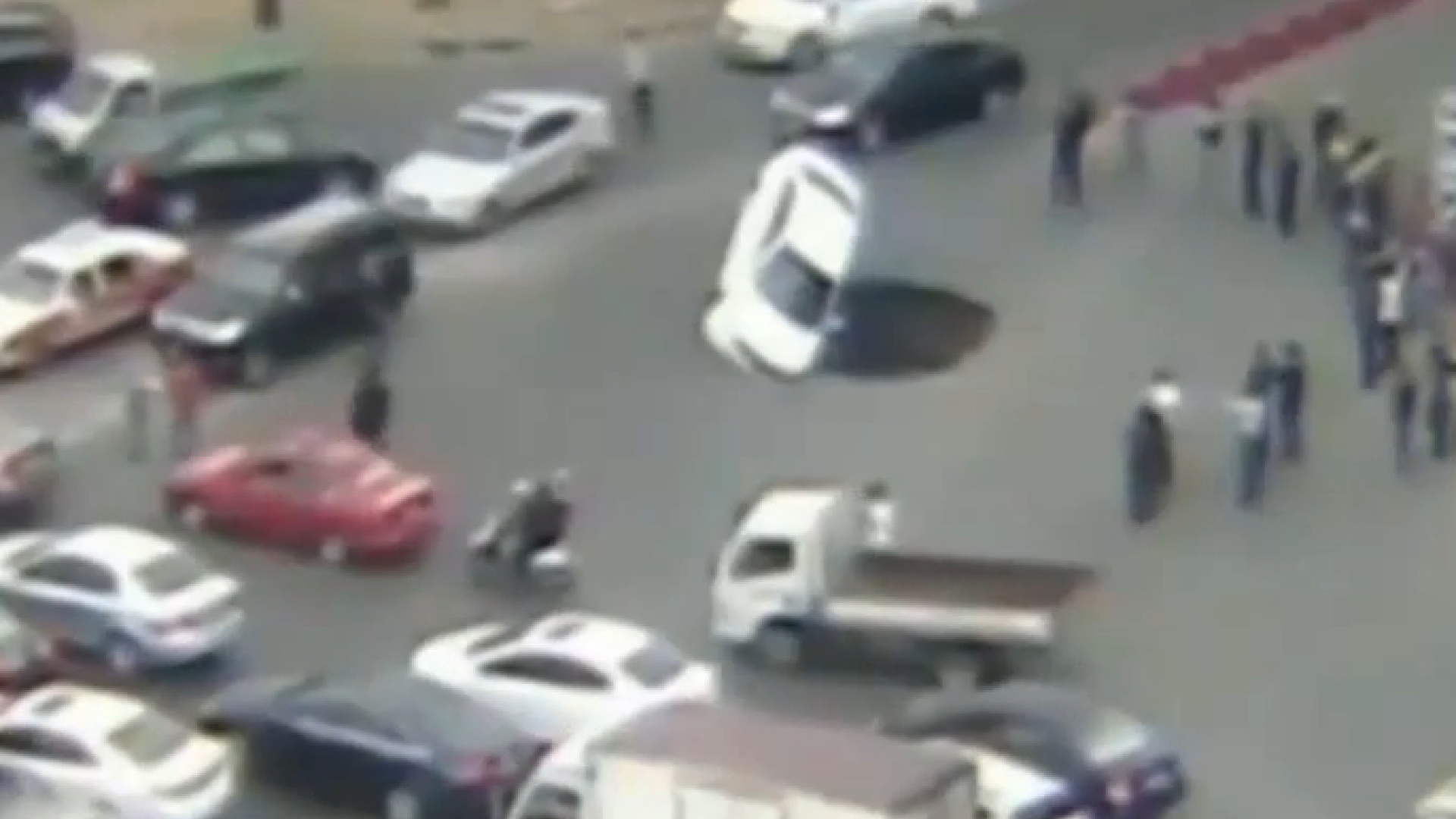 O groapa aparuta din senin intr-o intersectie din China a inghitit o masina. Cum s-a salvat soferul. VIDEO