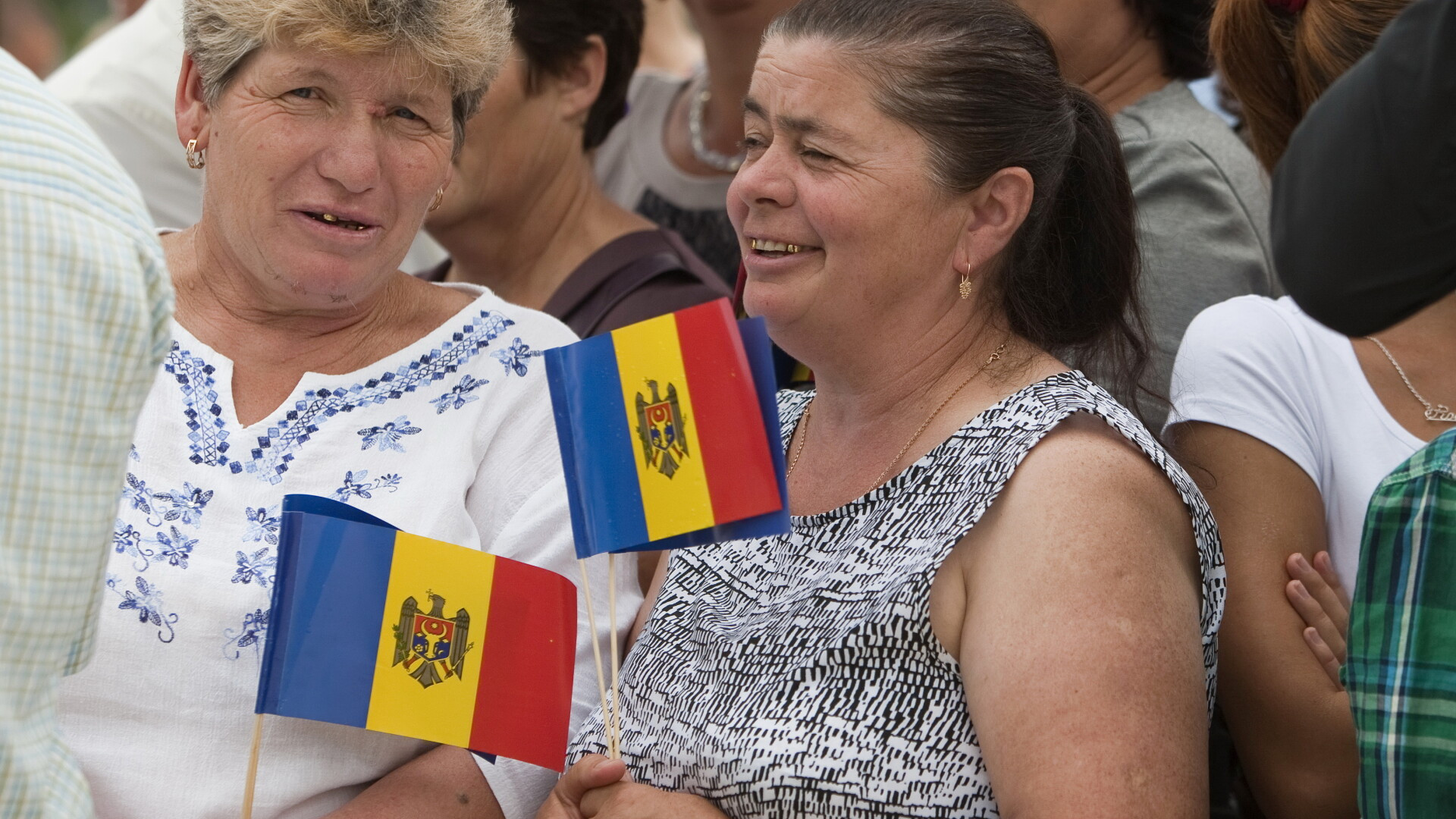 Sondaj: Cetatenii moldoveni prefera Uniunea Vamala mai degraba decat Uniunea Europeana. Doar 32% vor aderarea tarii lor la UE