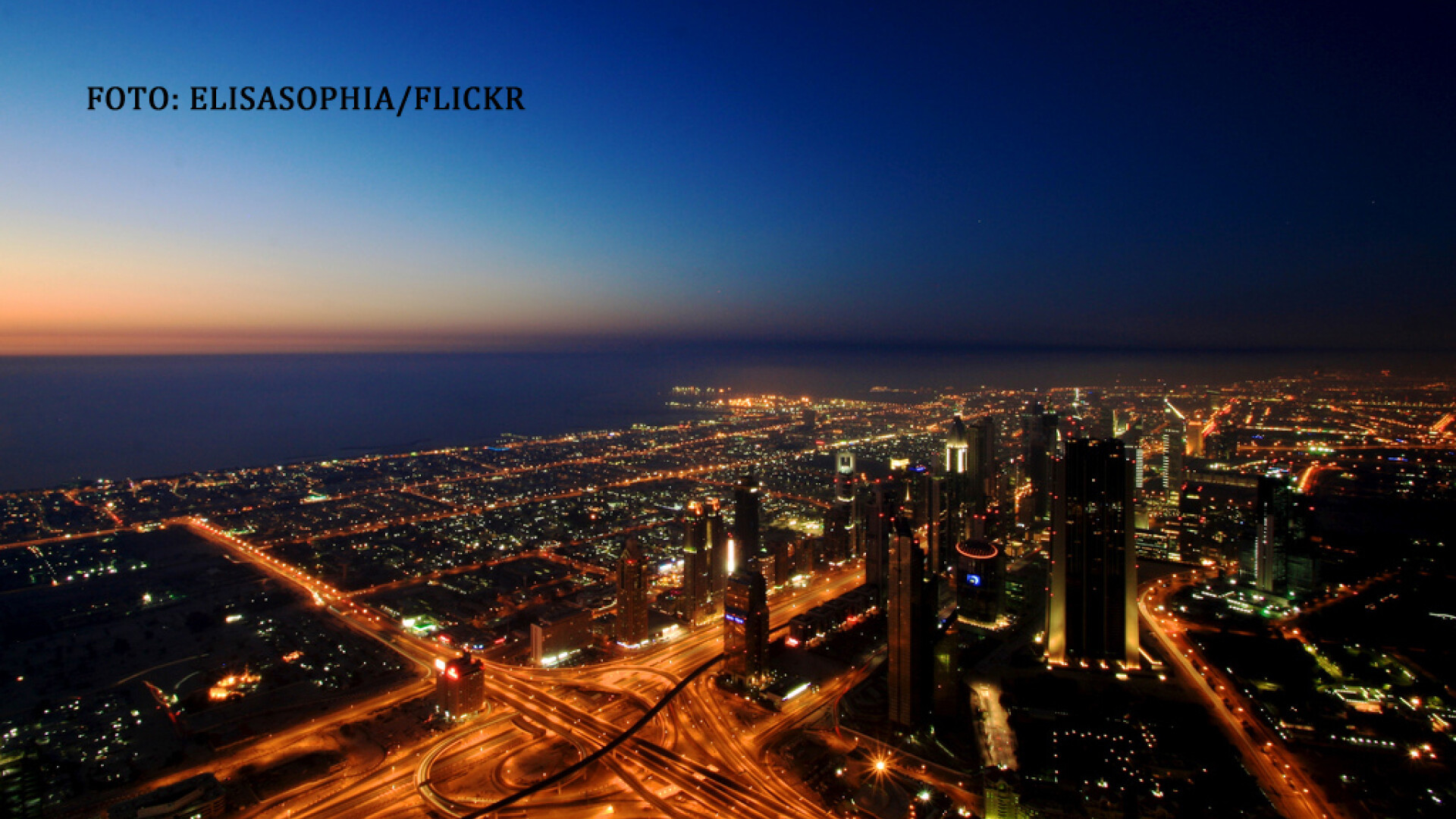 Dubai vazut de sus noaptea