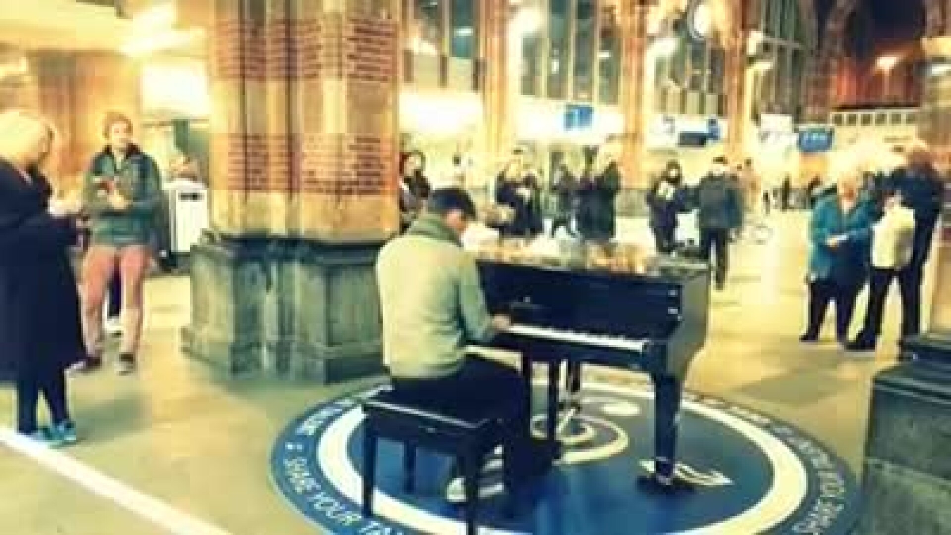 Tanarul care a cantat imnul Romaniei in gara din Amsterdam, invitat de Iohannis la Cotroceni