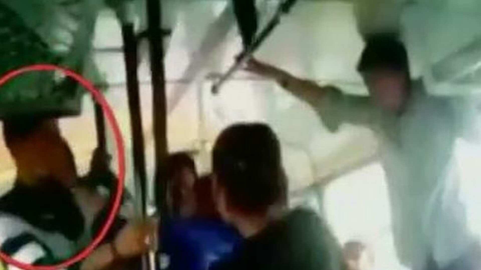 Doua surori, agresate intr-un autobuz. E incredibil cum au ripostat fetele. VIDEO