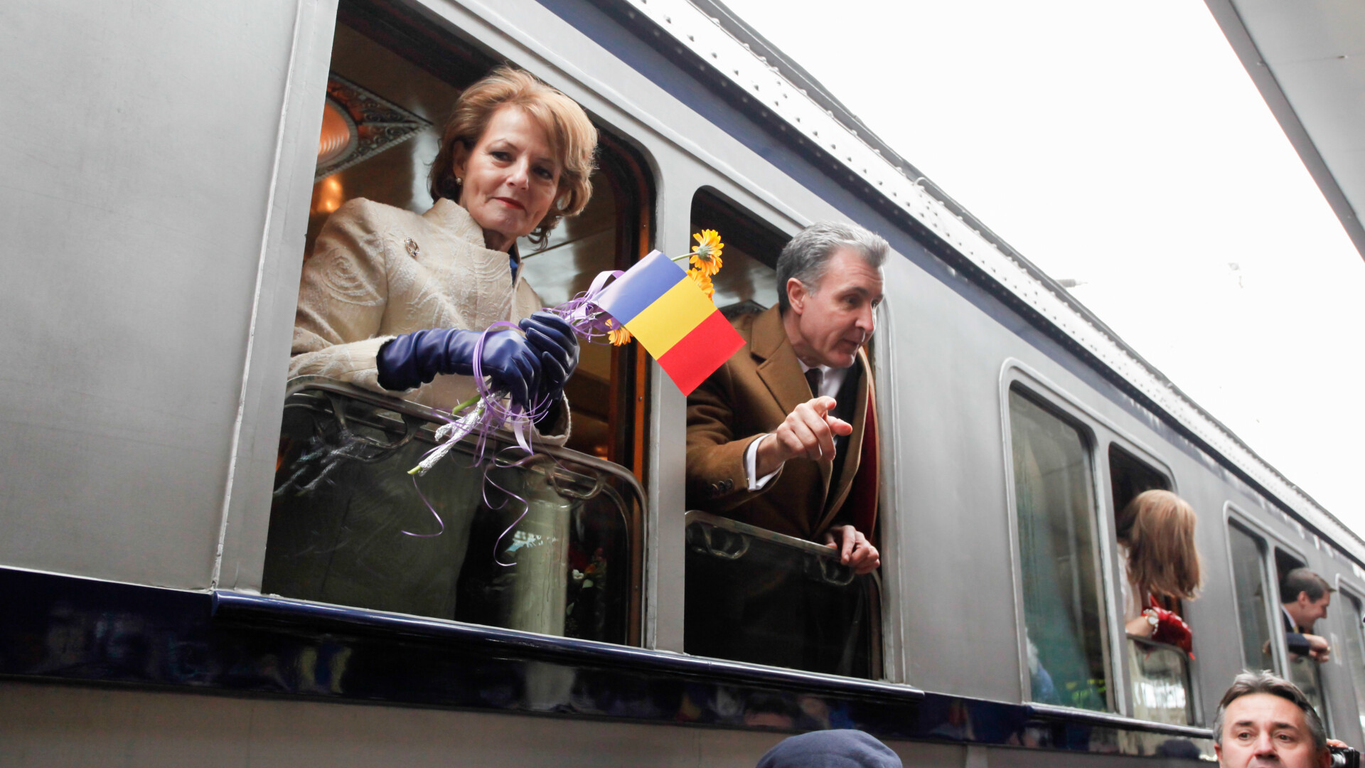 Trenul regal, intampinat de 1000 de persoane la Buzau. Calatoria simbolica a familiei regale de 1 Decembrie