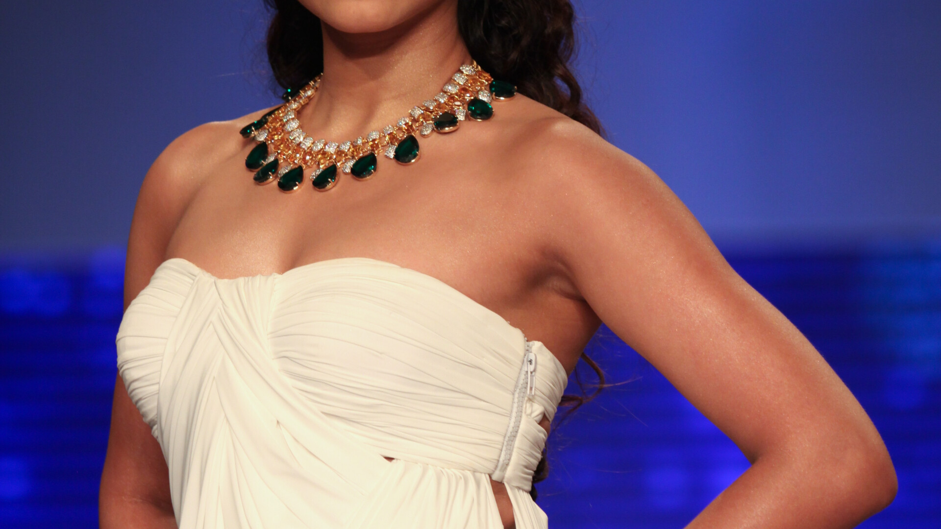 O prezentatoare TV a fost atacata pentru ca s-a imbracat prea provocator. Cum arata tinuta care a starnit furia indienilor