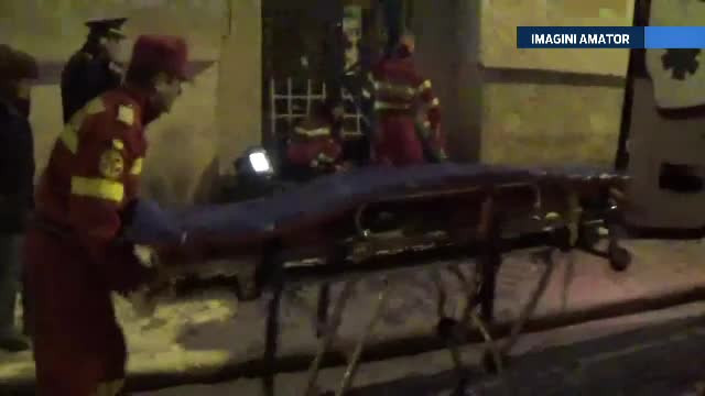 O tanara de 19 ani este in stare grava la spital dupa ce a cazut de la etajul 4. Prietenul ei sustine ca fata intindea rufele