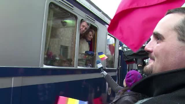 Calatorie simbolica cu trenul regal, de Ziua Nationala. Sute de romani au infruntat frigul ca sa salute familia regala