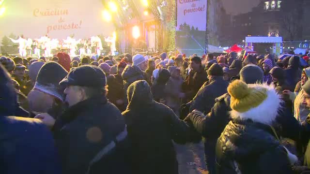 Sute de oameni au dansat in hora in Piata Universitatii, de Ziua Nationala. Spiritul sarbatorii i-a cuprins si pe straini