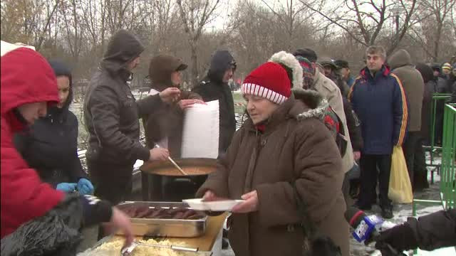40 de bucatari au gatit in parcul bucurestean Titan 10.000 de portii de fasole cu ciolan. Ce le-au reprosat oamenii