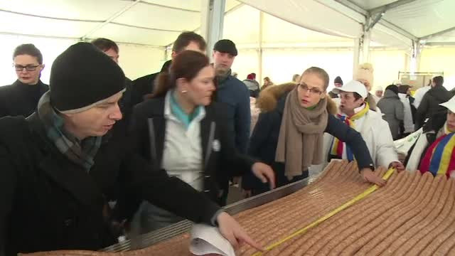 De Ziua Nationala, Ploiestiul a fost unit simbolic de Bucuresti cu un ... carnat. Are aproape 63 de kilometri si 51 de tone