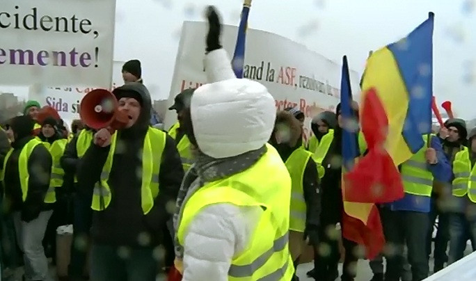 RCA-ul tot mai scump a scos sute de oameni in strada. Cum s-a ajuns ca un sofer sub 30 de ani sa plateasca 800 de lei/6 luni