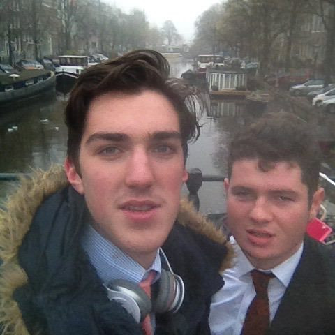 Au iesit sa bea o bere, dar ce s-a intamplat apoi le-a infuriat pe mamele lor. Unde s-au trezit doi tineri din Marea Britanie