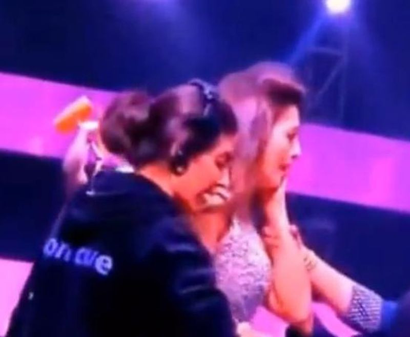 O prezentatoare TV din India a fost plesnita de un barbat din public pentru ca era imbracata sumar. VIDEO