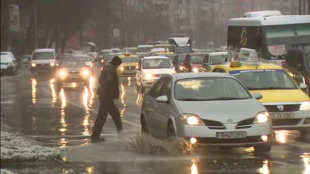 Cine ii mai apara pe pietoni in fata baltilor si a soferilor indiferenti. In cateva ore, zapada a devenit mocirla in Capitala