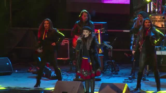 Spectacole cu artificii si torte in Romania de 1 Decembrie. In Piata Unirii, oamenii au fost entuziasmati de concertul Andrei