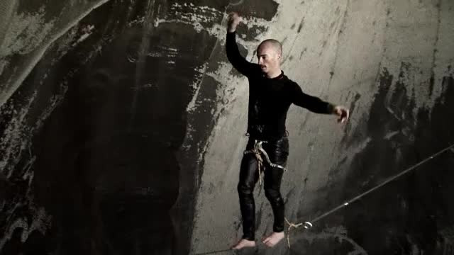 Scenele spectaculoase din documentarul "Balaurul din Transilvania", filmate la Salina Turda. Cine e acrobatul din imagini