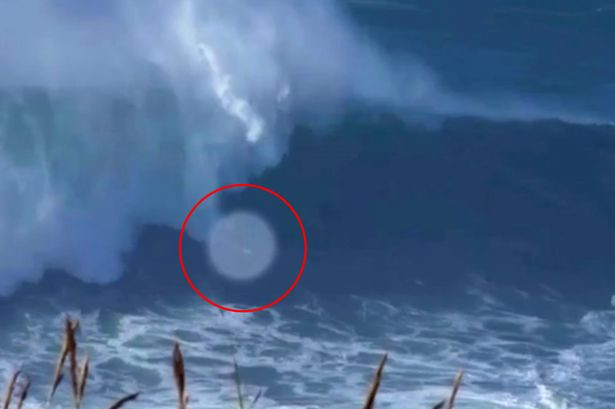 A scapat ca prin minune de la moarte sigura. Un surfer a incercat sa bata recordul mondial in fata unor valuri uriase - VIDEO