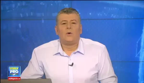 O tanara de 19 ani este in stare grava la spital dupa ce a cazut de la etajul 4. Prietenul ei sustine ca fata intindea rufele