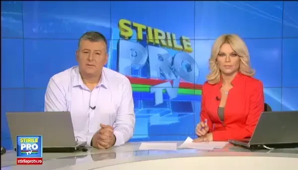 Sute de oameni au dansat in hora in Piata Universitatii, de Ziua Nationala. Spiritul sarbatorii i-a cuprins si pe straini