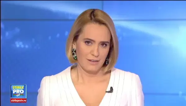 Spectacole cu artificii si torte in Romania de 1 Decembrie. In Piata Unirii, oamenii au fost entuziasmati de concertul Andrei