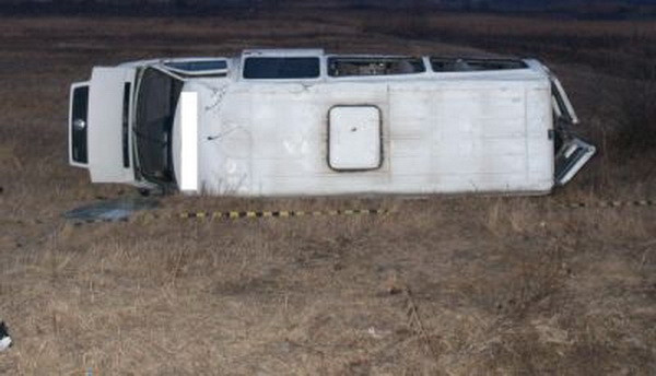 13 persoane au fost ranite dupa un accident in care a fost implicat un microbuz. Soferul acestuia ar fi adormit la volan