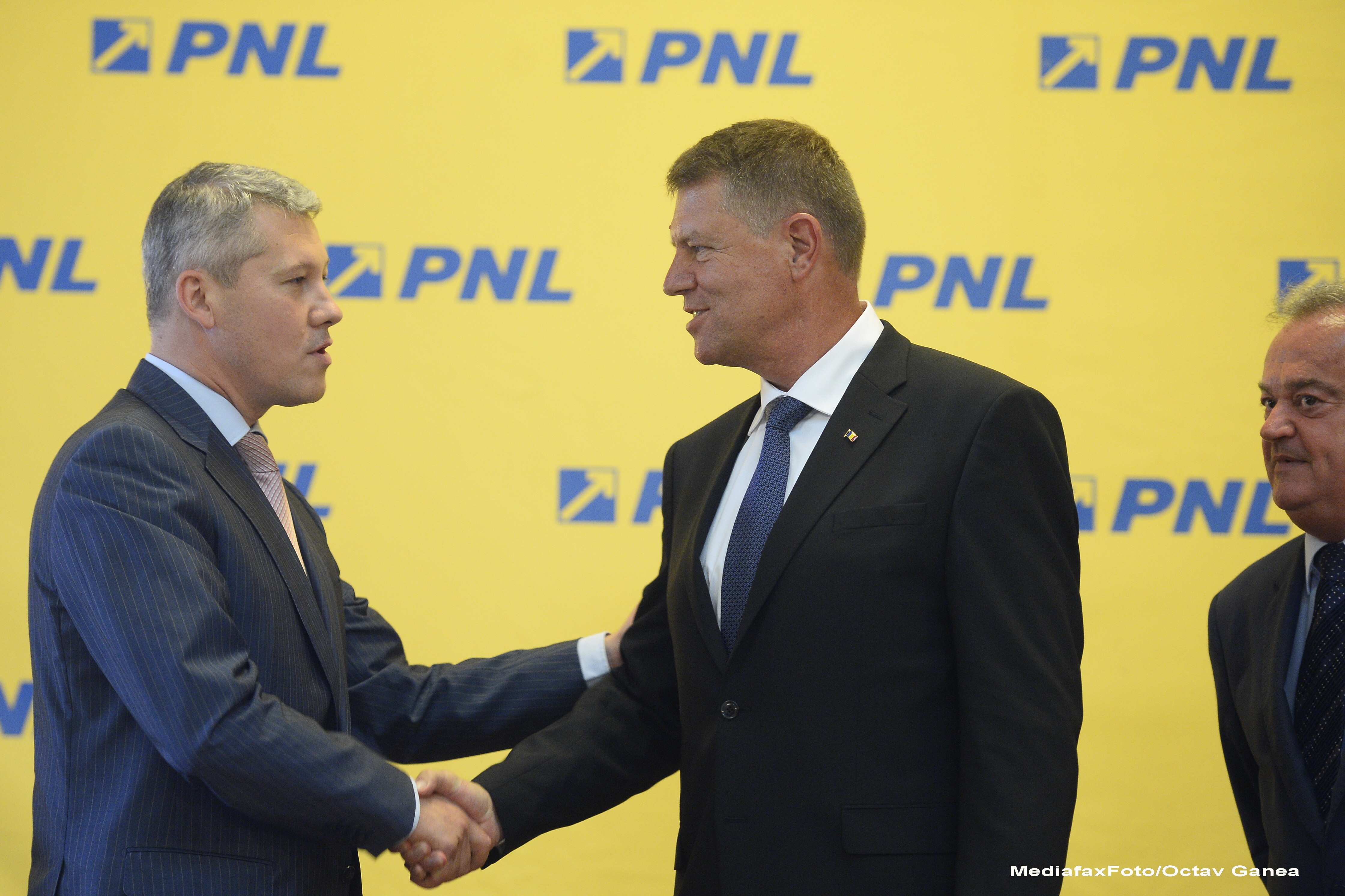 Klaus Iohannis: "Da, imi doresc un guvern PNL. Optiunea mea pentru postul de premier este Catalin Predoiu". Reactia lui Ponta