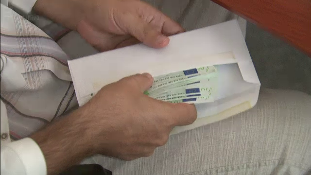 Barbat din Suceava surprins incercand sa mituiasca un politist cu 3.000 de lei. In ce ipostaza l-a gasit acesta