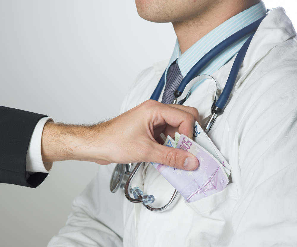 Lua mita pentru avorturi ilegale. Cati bani le cerea fostul sef al Sectiei de Ginecologie din Campina pacientelor sale