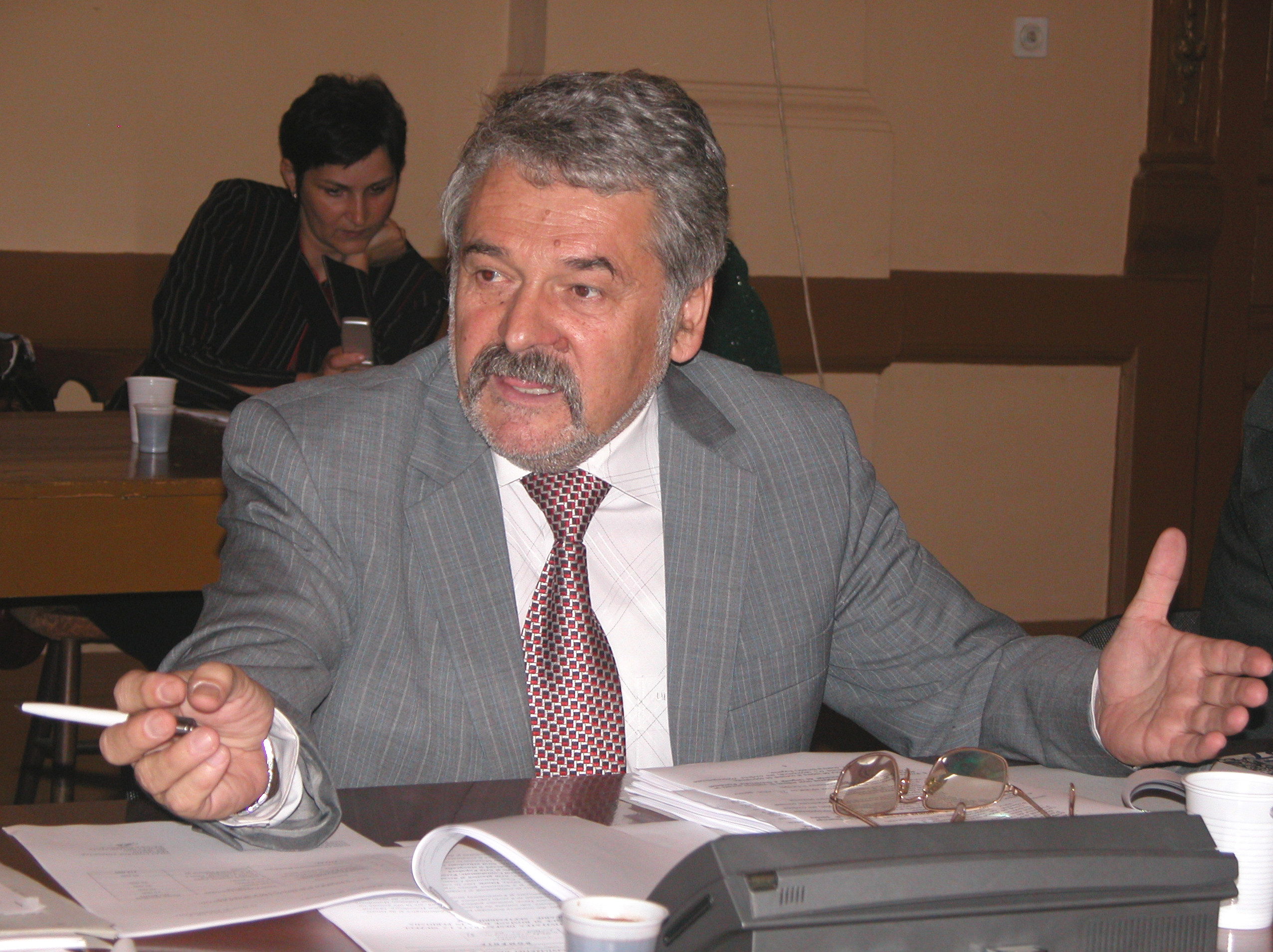 Presedintele CJ Hunedoara si celelalte patru persoane cercetate alaturi de el pentru coruptie, arestati la domiciliu