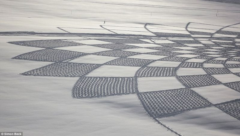 Forme geometrice inexplicabile, aparute pe crestele montane. Povestea artistului care se afla in spatele misterului. VIDEO