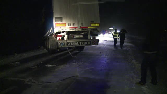 Viscolul si ninsorile bulverseaza Romania. Un TIR care a derapat a blocat 5 ore o sosea. Situatia drumurilor, LIVE UPDATE