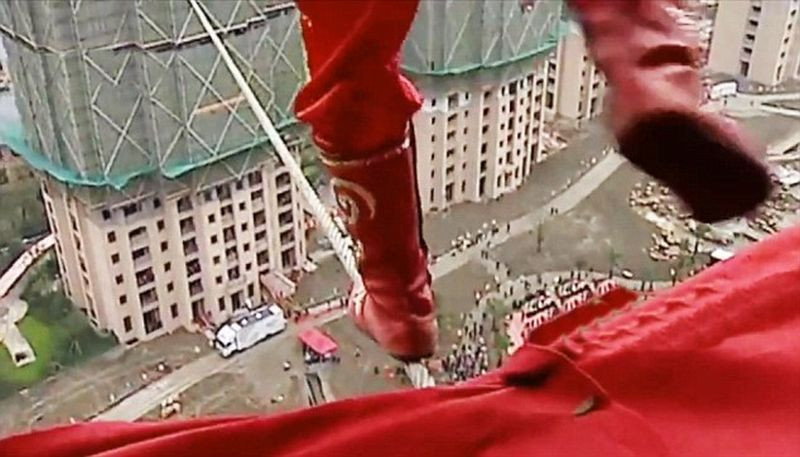 Acrobatia care le-a taiat respiratia privitorilor. Ce s-a intamplat la jumatatea distantei, parcursa pe sarma. VIDEO