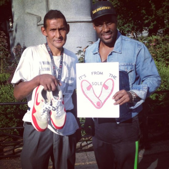 Barbatul din SUA care a daruit 5.000 de perechi de incaltaminte celor fara adapost, in trei ani. Motivul generozitatii sale