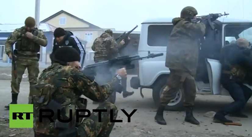 IMAGINILE asaltului sangeros din Cecenia. Cel putin 10 membri ai fortelor de securitate ruse au fost ucisi. VIDEO