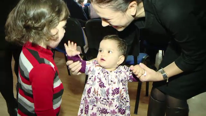 Mai multi frati abandonati de parintii lor s-au revazut pentru cateva ore la Iasi. Povestea trista din spatele intalnirii