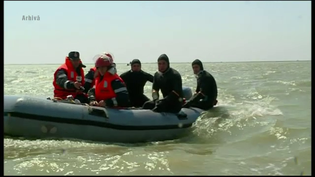O barca cu trei barbati s-a rasturnat pe lacul Razelm, in Tulcea. Doi dintre ei au disparut
