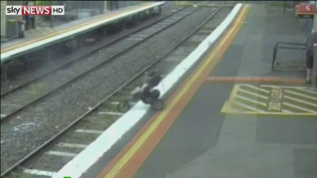 Incident dramatic intr-o gara din Melbourne. Caruciorul in care se afla un copil a cazul pe sine