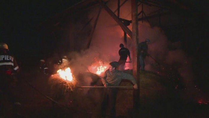 O comunitate intreaga din Maramures este terorizata de un piroman. Localnicii banuiesc niste tineri care se "distreaza"