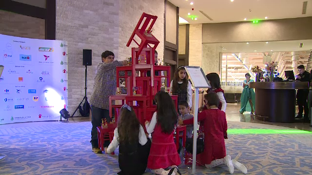 "Bradul" pentru care s-a platit 16.000 de euro. Festivalul Brazilor de Craciun a ajutat 2000 de copii sa ajunga la scoala