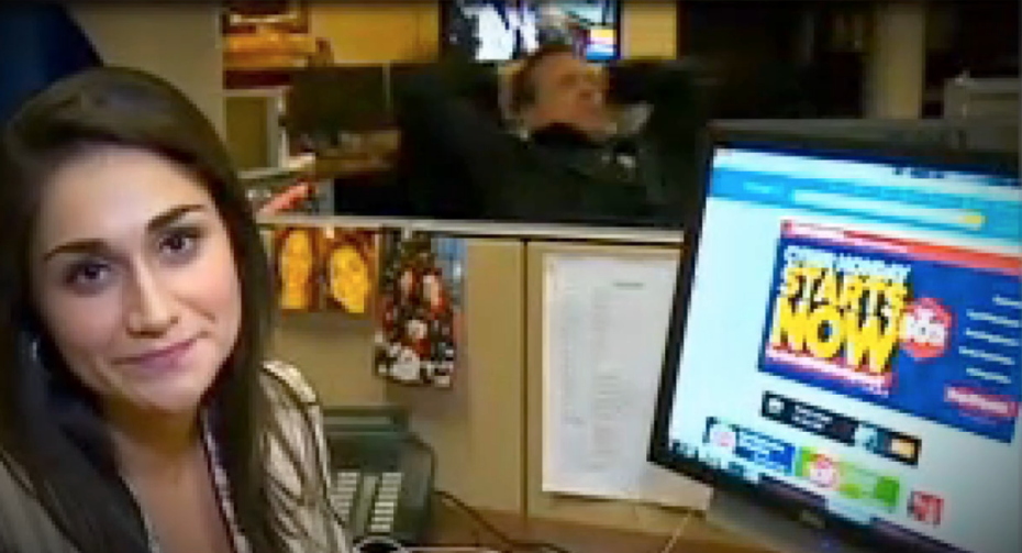 Ce se intampla in spatele unui reporter din SUA, care filmeaza un material in redactia de stiri